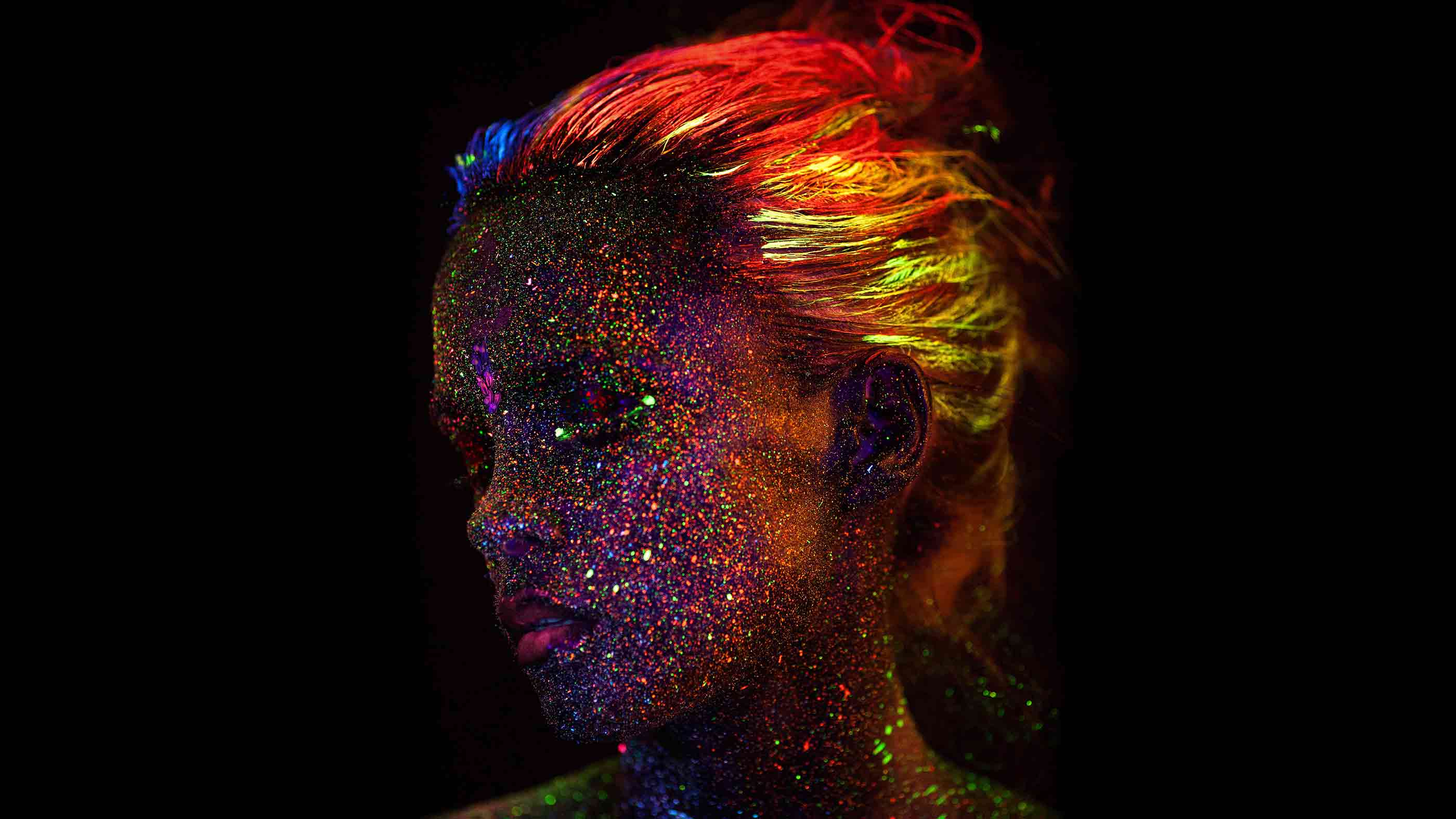 Artystyczny makijaż fluorescencyjny