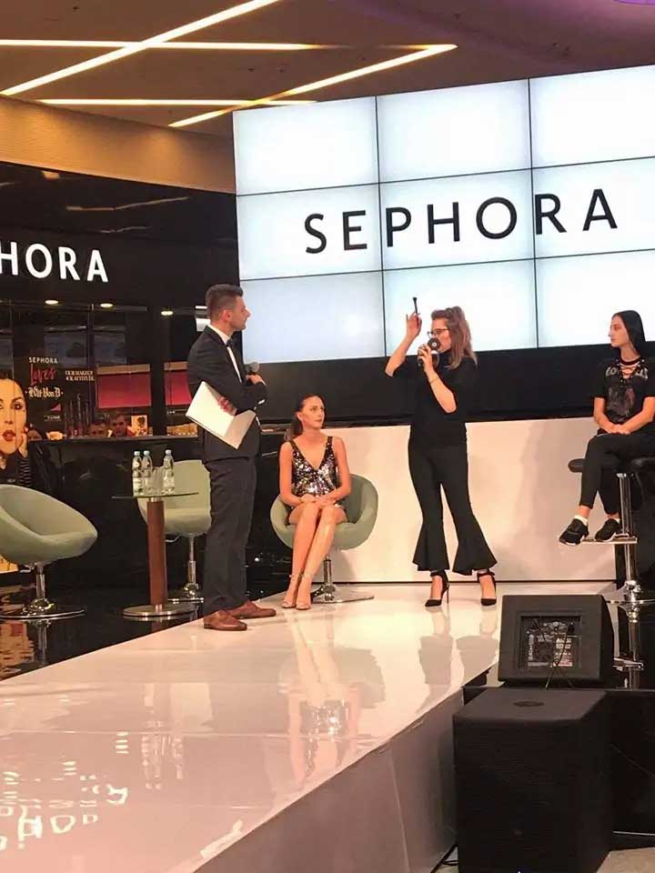Kasia z mikrofonem podczas wystąpienia na scenie Sephora